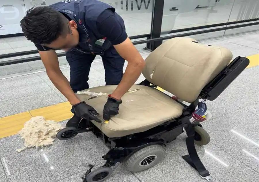 Aseguran ocho kilos de cocaína en silla de ruedas dentro del AICM