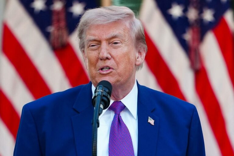 Trump afirma que Cuba "está pidiendo ayuda" y va a responder con diálogo