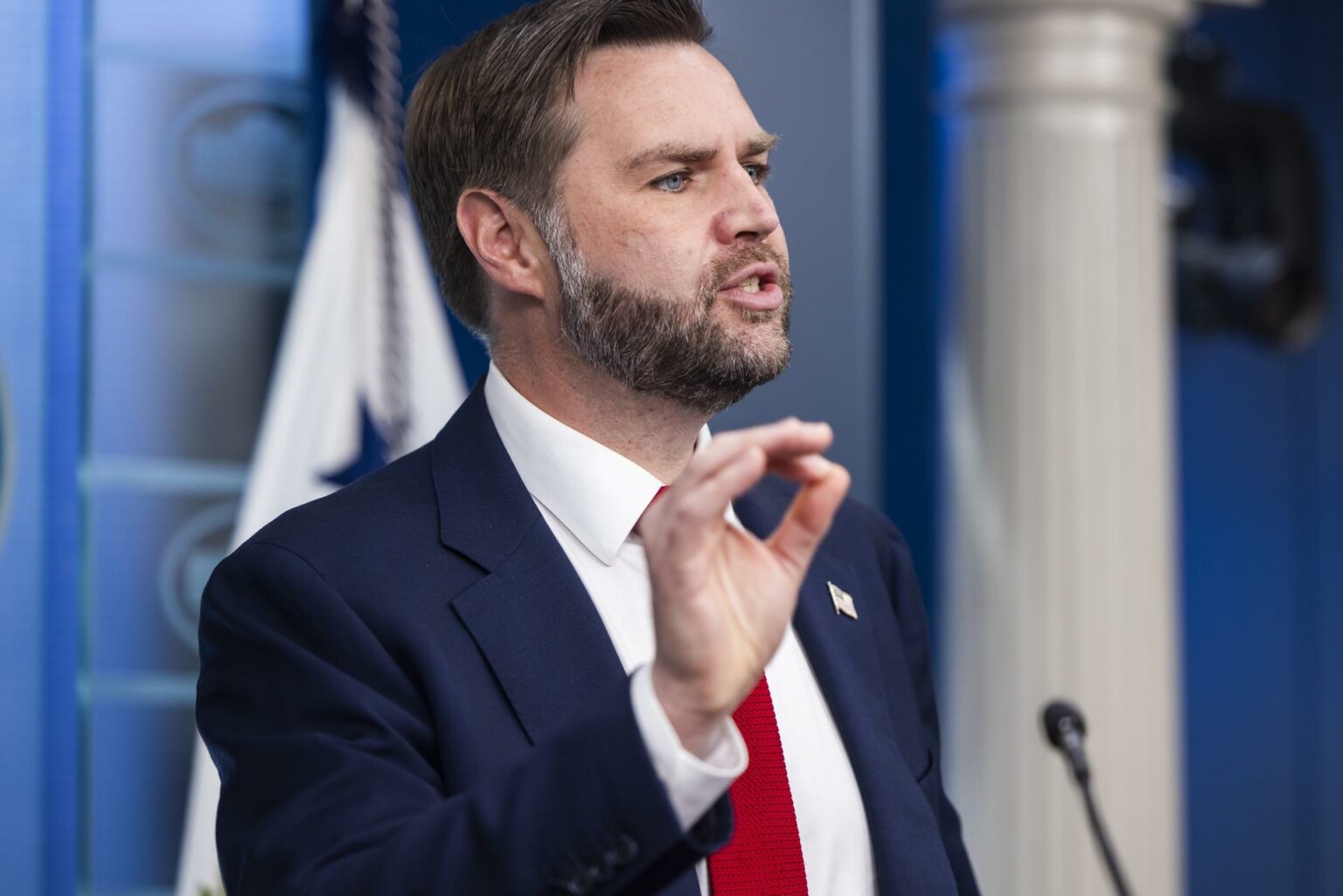 Vance pide a Israel "respetar" el proceso de paz con Irán