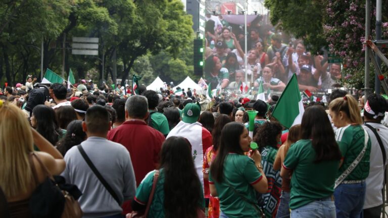 Afición mexicana llena el Zócalo y el Ángel antes del México vs Ecuador