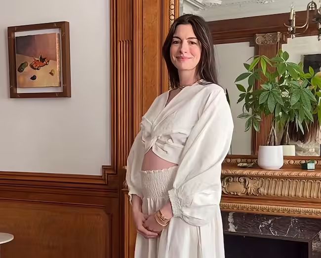 Anne Hathaway anuncia su tercer embarazo con emotivo video