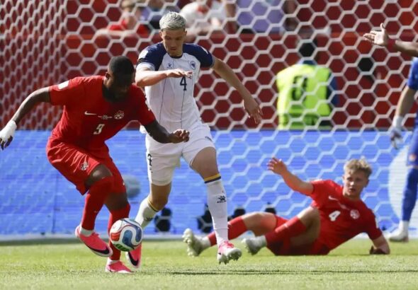 Canadá vuelve a tropezar en el Mundial- rescata agónico empate ante Bosnia
