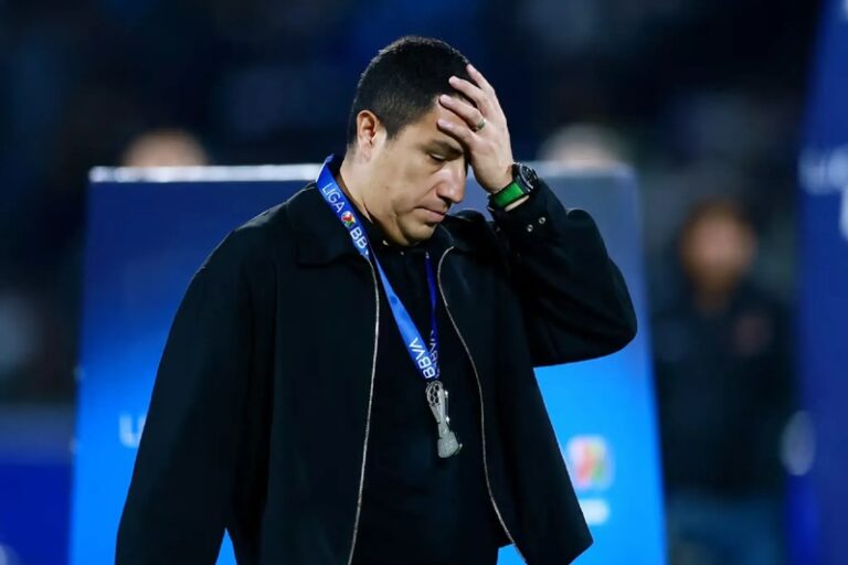 Efrain-Juarez-seguira-en-Pumas-tras-perder-la-final