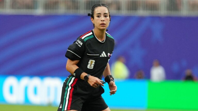 Katia Itzel García hace historia como árbitra en un Mundial masculino