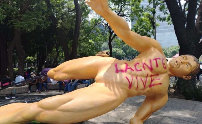 Tiran y desnudan figuras de futbolistas en protesta de la CNTE en Reforma; mantienen boicot al Mundial 2026