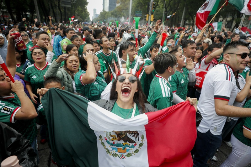 Aficionados celebran el triunfo de México en el juego inaugural de la Copa Mundial de la FIFA 2026