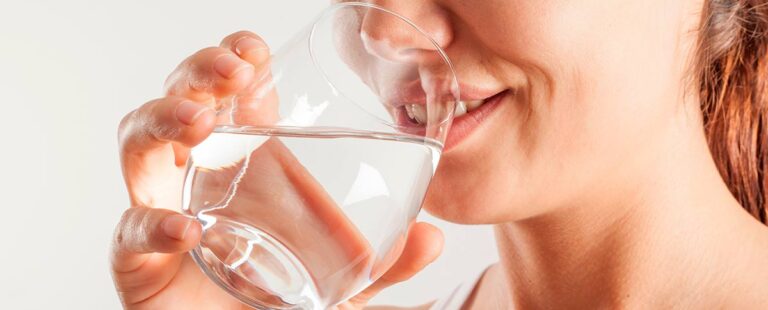 beber-agua-tu-mejor-aliado-para-prevenir-problemas-bucales