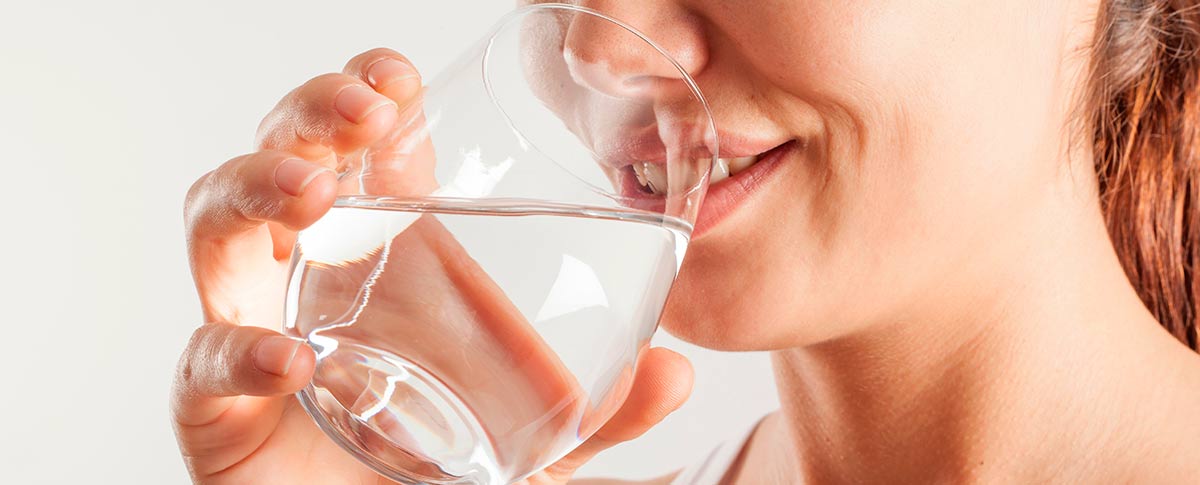 beber-agua-tu-mejor-aliado-para-prevenir-problemas-bucales