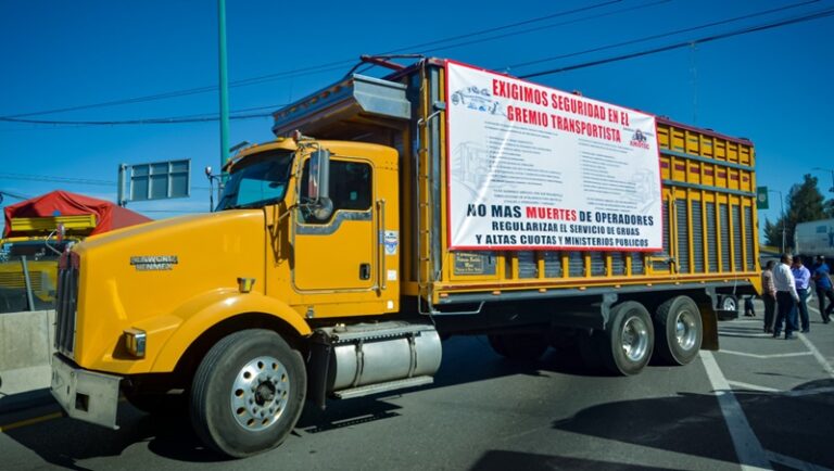 bloquea-amotac-accesos-carretera-federal