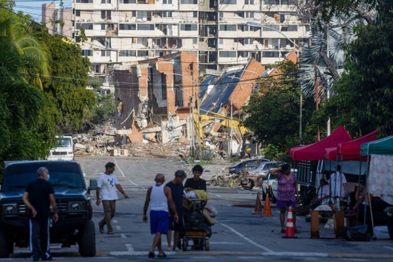 Rescate internacional busca sobrevivientes en La Guaira
