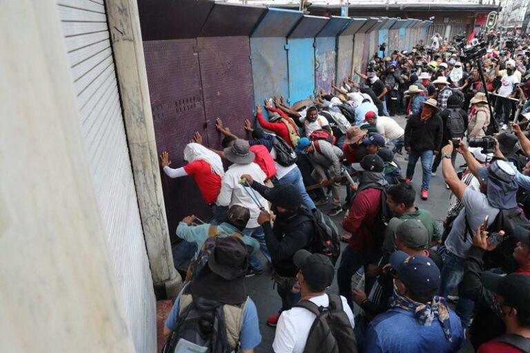 Miles de maestros toman calles del centro de Ciudad de México a 10 días del Mundial