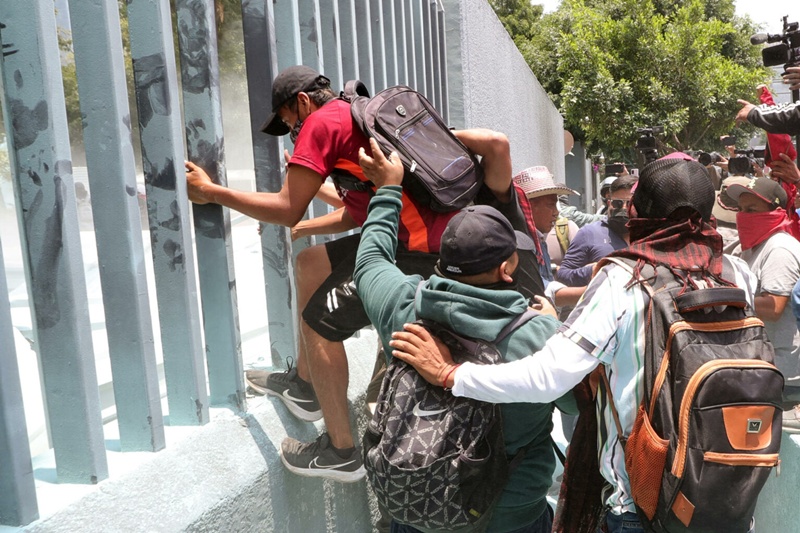 Maestros irrumpen en sede de Educación mientras continúa negociación con Gobierno mexicano