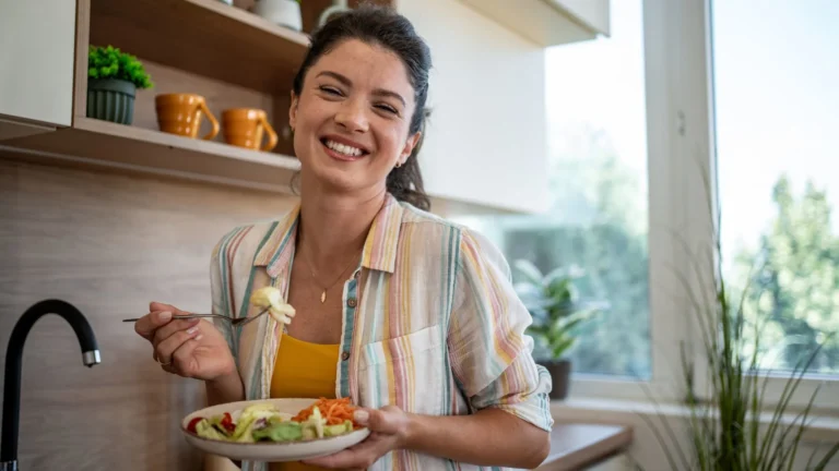 comida sana ensalada mujer