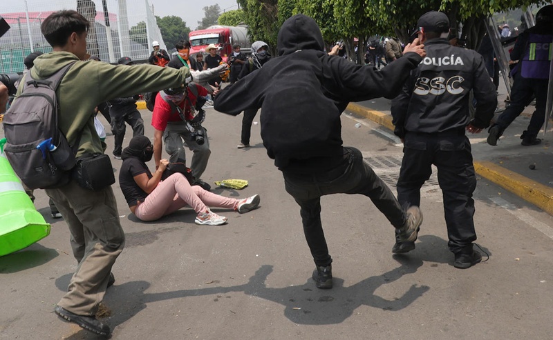 'Bloque negro' se enfrenta con policÌas en las cercanÌas del Estadio Ciudad de MÈxico